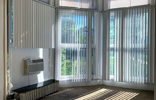 2 beds, 1 bath, 740 sqft, $995, Unit 03
