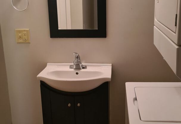 Studio, 1 bath, 750 sqft, $1,150, Unit Unit 103