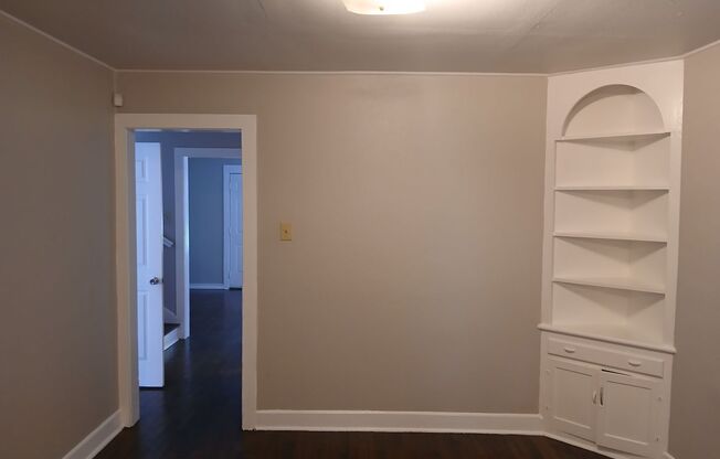 6 Bedrooms, 2 Bathrooms Near 35 & W. Clarendon