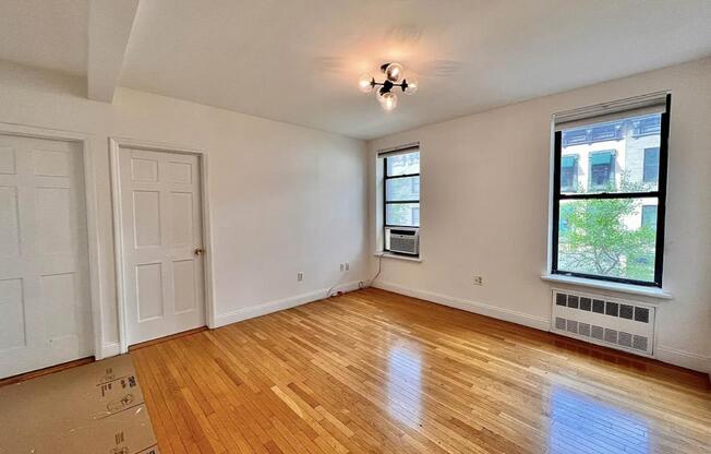 352 W 46 ST