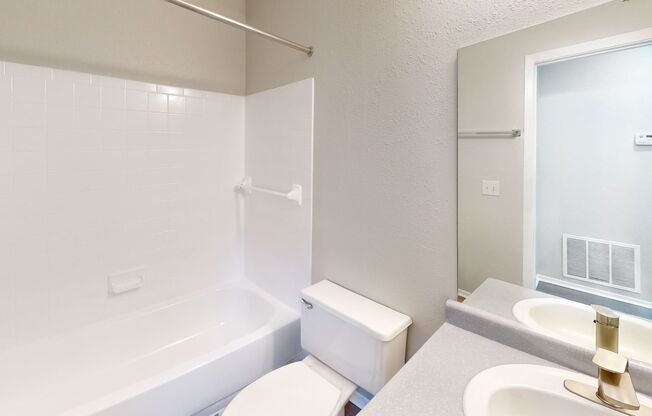 1 bed, 1 bath, 707 sqft, $1,100, Unit I14