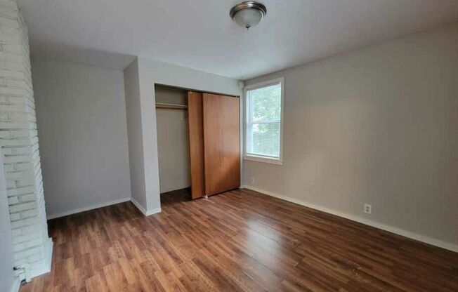 3 beds, 1 bath, $1,500, Unit B