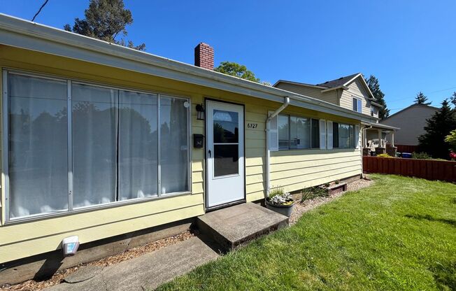 Charming 3 bedroom, 1 bath home in the Mt. Scott-Arleta Neighborhood.