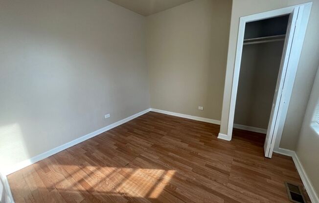 2 beds, 1 bath, $950, Unit 1022 # 1E