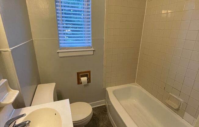 College Village | 806 N. Avalon Road Apt C