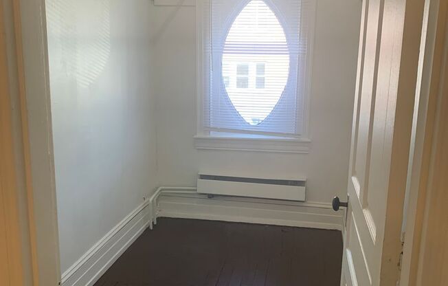 2 beds, 1 bath, $995, Unit Apt 2