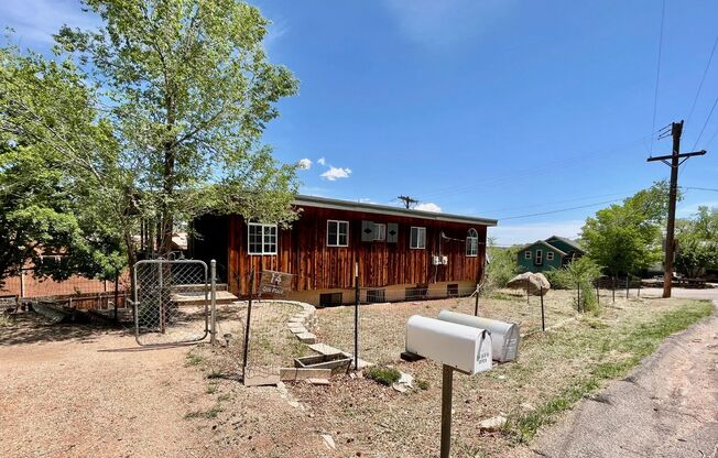 Manitou Springs 2 bedroom / 1 bath Available NOW