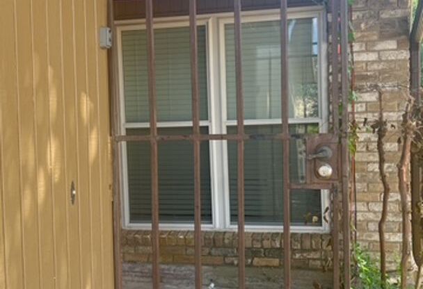5700 Meadow Wood Ln Fort Worth , Texas 76112