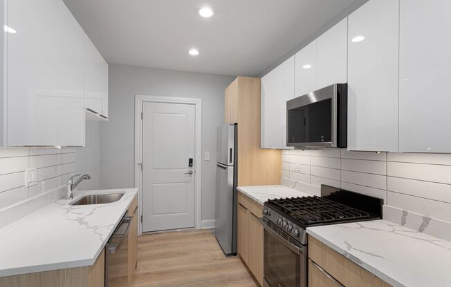 2 beds, 1 bath, 561 sqft, $2,100, Unit 1633-3L