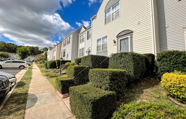 Gorgeous 2 Bed 2.5 Bath Townhouse With Private Deck And Patio In Singletons Grove