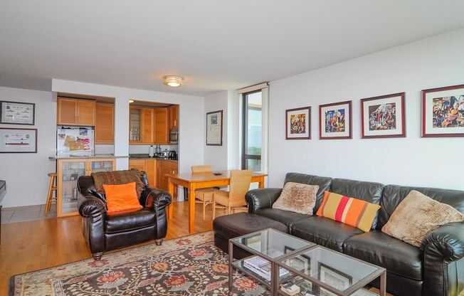 Spacious 1 bed lakeview end unit in Lincoln Park for rent