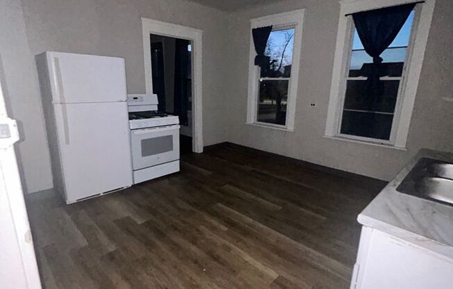 2 beds, 1 bath, 990 sqft, $750, Unit UP Unit