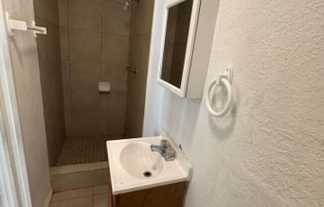 1 bed, 1 bath, $750, Unit APARTMENT 4