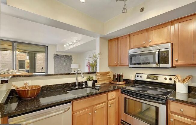 Amazing 1 Bedroom 1 Bathroom Condo With Sunroom in Sought After Westview