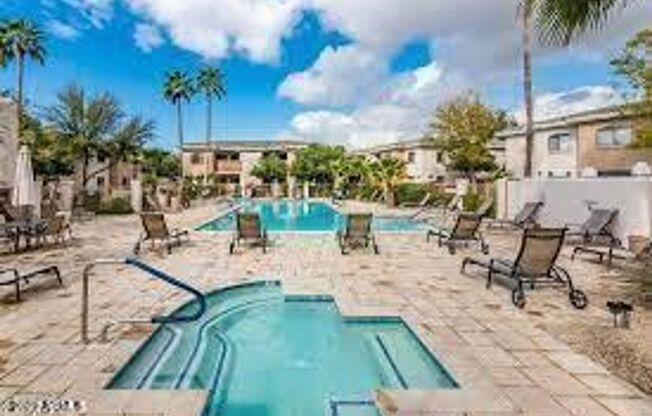 Move In Ready Condo In Phoenix! Excellent location!