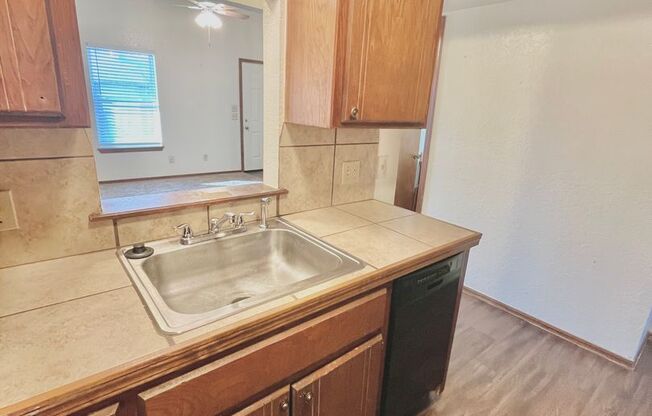 2 beds, 1 bath, 850 sqft, $825, Unit 11B