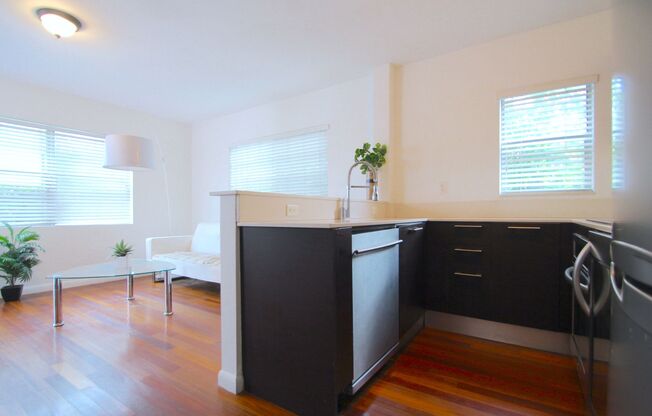 Beautiful garden unit with 1bed/1bath in the heart of South Beach!