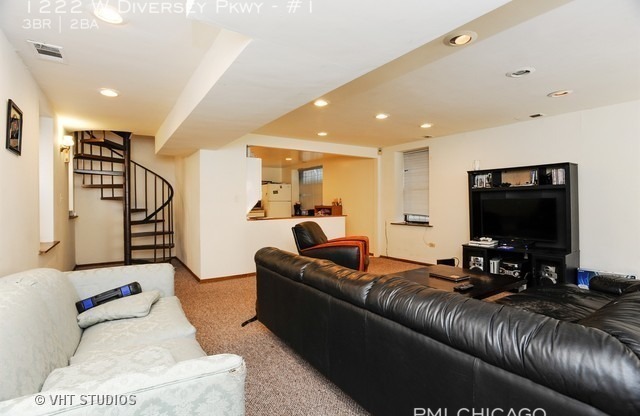 1222 W Diversey Pkwy