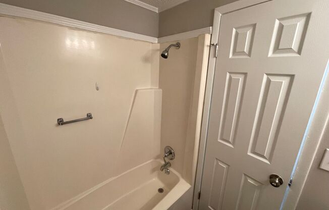 Studio, 1 bath, 300 sqft, $1,095, Unit 6B