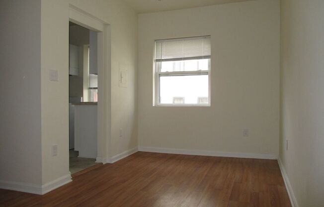 2 beds, 1 bath, $1,100, Unit 2A