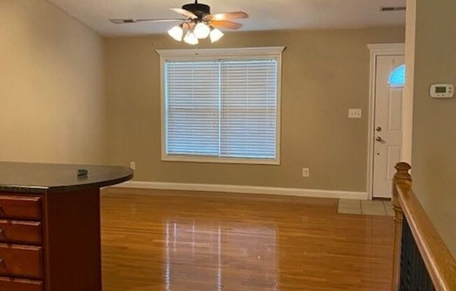 2 beds, 1 bath, 800 sqft, $1,400