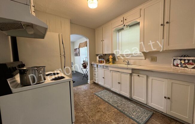 Cute and Clean 2 Bedroom Home Available Now!