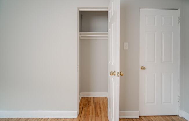 Bedroom Closet 7347-G