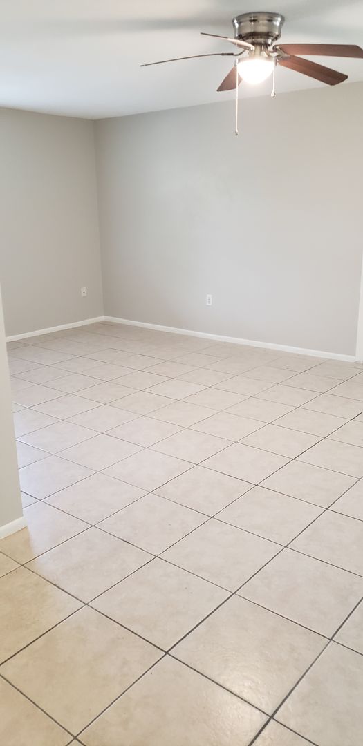 Cozy 2nd floor condo by Lake Underhill