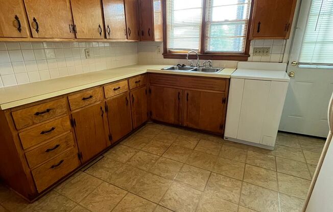 2 beds, 1 bath, 903 sqft, $1,250, Unit B-5