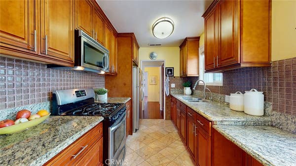 8162 VAN NOORD AVE