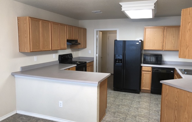 SPACIOUS 3 BEDROOM FEATURING 2 LIVING AREAS*EASY ACCESS TO RANDOLPH AFB, FT. SAM & SHOPPING*CENTRAL HVAC*CEILING FANS*STOVE/RANGE*DISHWASHER*