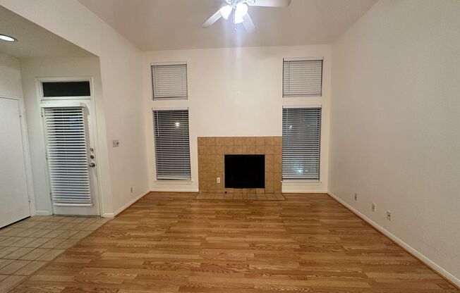 UT PRE LEASE: West Campus 2bd / 2ba Cathedral ceilings, Huge windows, Good Roommate floor-plan