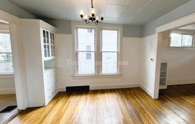 2 beds, 1 bath, $2,500