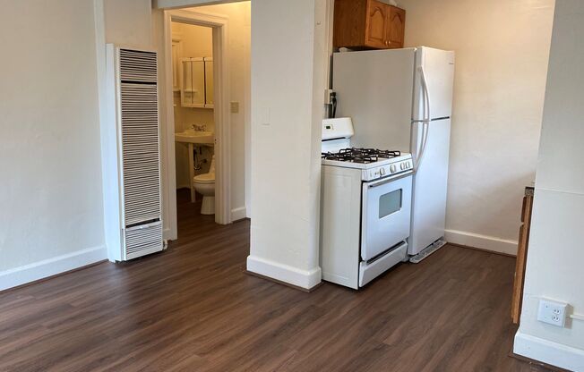 Studio, 1 bath, 200 sqft, $1,025, Unit 930-8