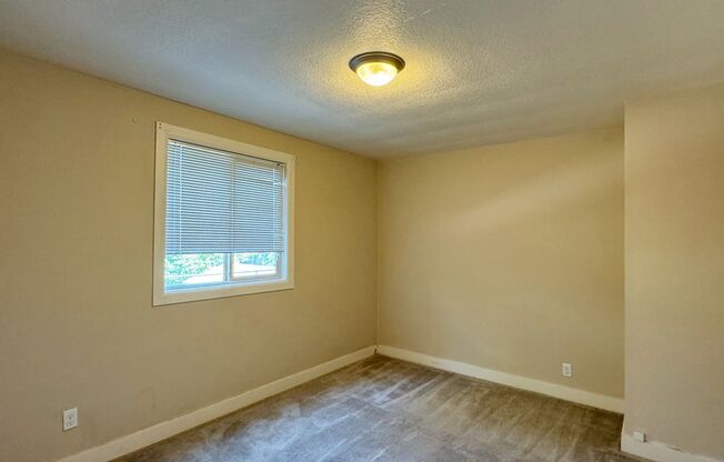 ~Vintage North Tabor Gem in Courtyard Setting ~Off Street Parking~ Main Floor One Bedroom~ Pets Welcome!