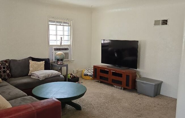 5 Bed 2 Bath off 8th Ave- Conveniently Located Close to UNC