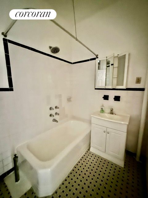 94 5 AVE