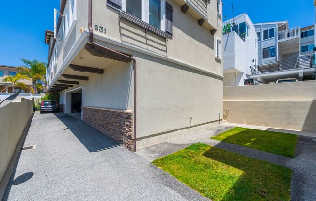 LUXURIOUS-CONTEMPORARY TOWNHOUSE W/ AMAZING PANORAMIC OCEAN VIEWS, HIGH-END AMENITIES & 2-CAR GARAGE CLOSE TO SHOPPING & 6 BLOCKS TO BEACH. ZONED FOR TOP SCHOOL DISTRICT (Pre K – 12)