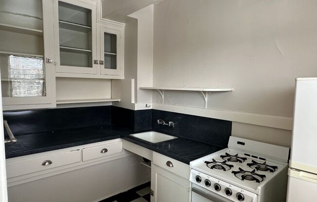 Studio, 1 bath, 330 sqft, $975, Unit 45