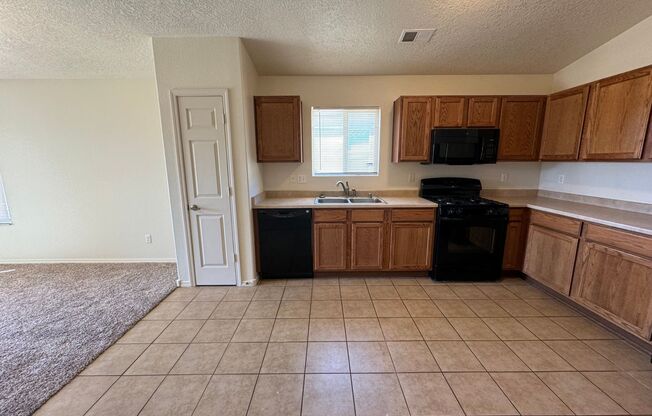 Great 3 bed, 2 bath, home in Huning Ranch! MOVE IN SPECIAL 1/2 off 2nd months rent!