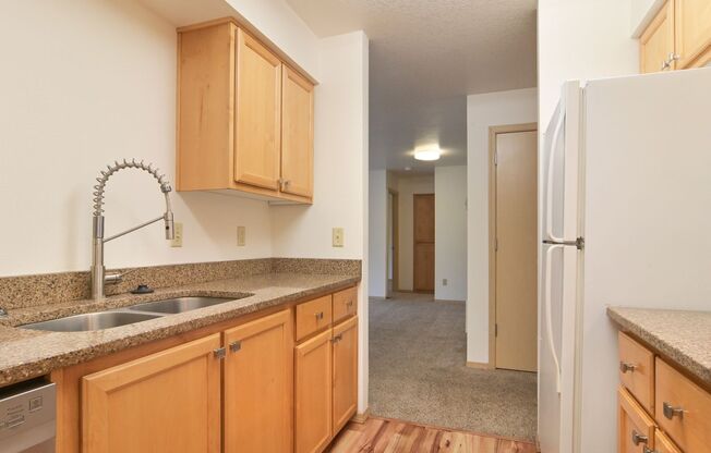 2 beds, 1 bath, $1,600, Unit 13