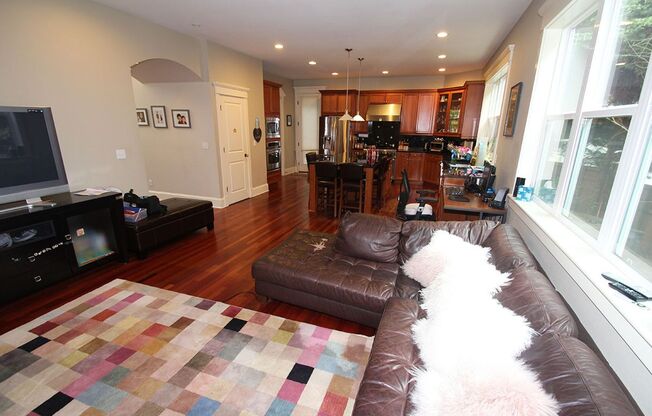 BELLEVUE 4 BED, 2.5 BATH HOUSE FOR RENT W EASY COMMUTE & LARGE GARAGE!