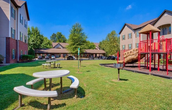 The Parc at Clarksville apartments in Clarksville Tennessee photo of outdoor tables
