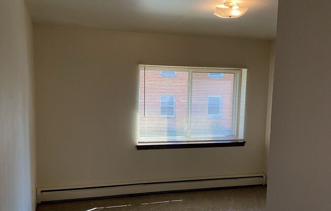 1 bed, 1 bath, 700 sqft, $899, Unit Custer-103