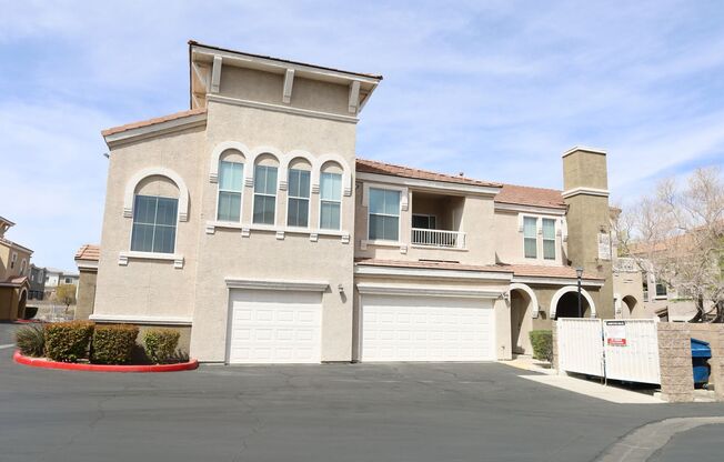 Lovely 3 bed 2 bath condo in wonderful location just off the 215 & Tropicana!