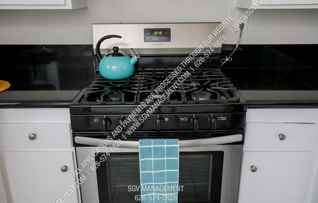 2 beds, 1 bath, 961 sqft, $2,100, Unit 13