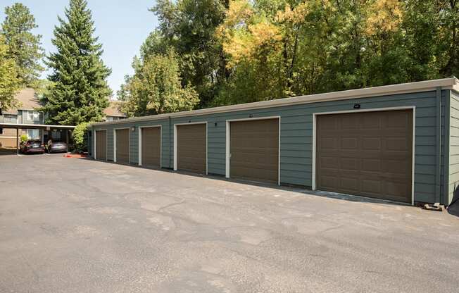 Kings Court 97006 garages