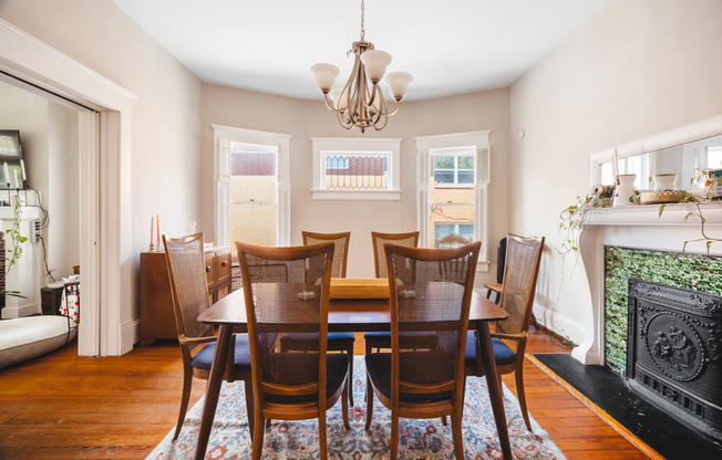 906 GREENWOOD AVE NE