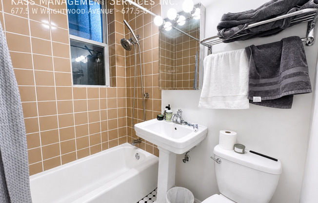 677.5 West Wrightwood Avenue