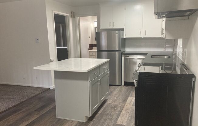 1 bed, 1 bath, 644 sqft, $1,575, Unit 12